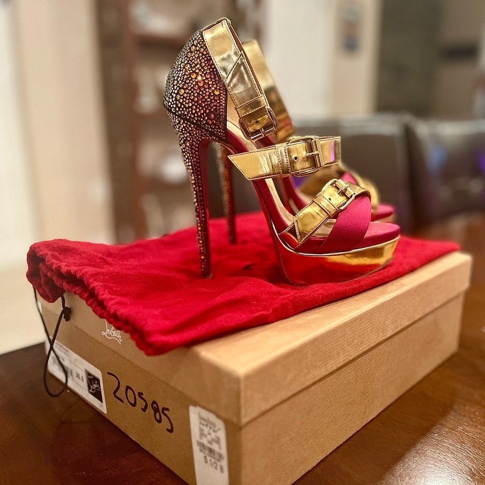 CHRISTIAN LOUBOUTIN
Ambertina Leather D'Orsay Pumps